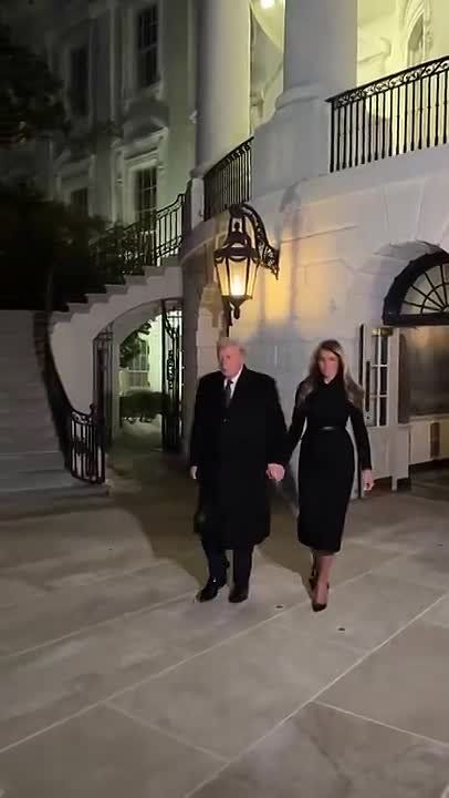 Дональд и Мелания Трамп в четверг из Белого дома направились в Трамп-Кеннеди-центр на премьеру документального фильма о первой леди США «Мелания»