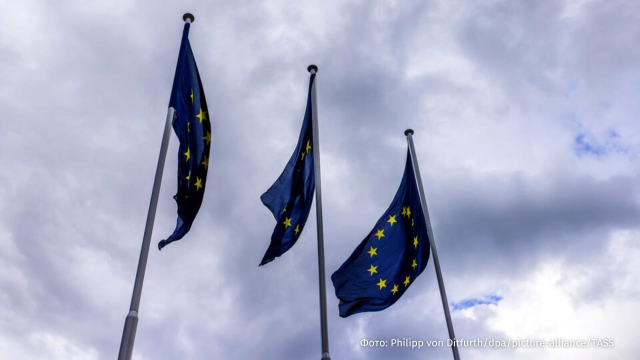 Европейские государства стали олицетворением беспомощности и сами виноваты в своих проблемах, считает агентство Bloomberg