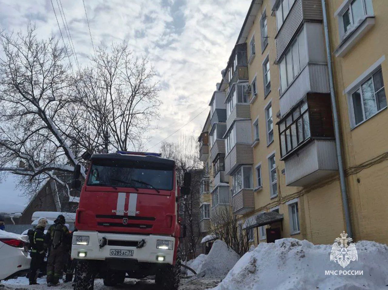 В Туле пожарные спасли трёх человек из горящей квартиры в пятиэтажке на улице Октябрьской