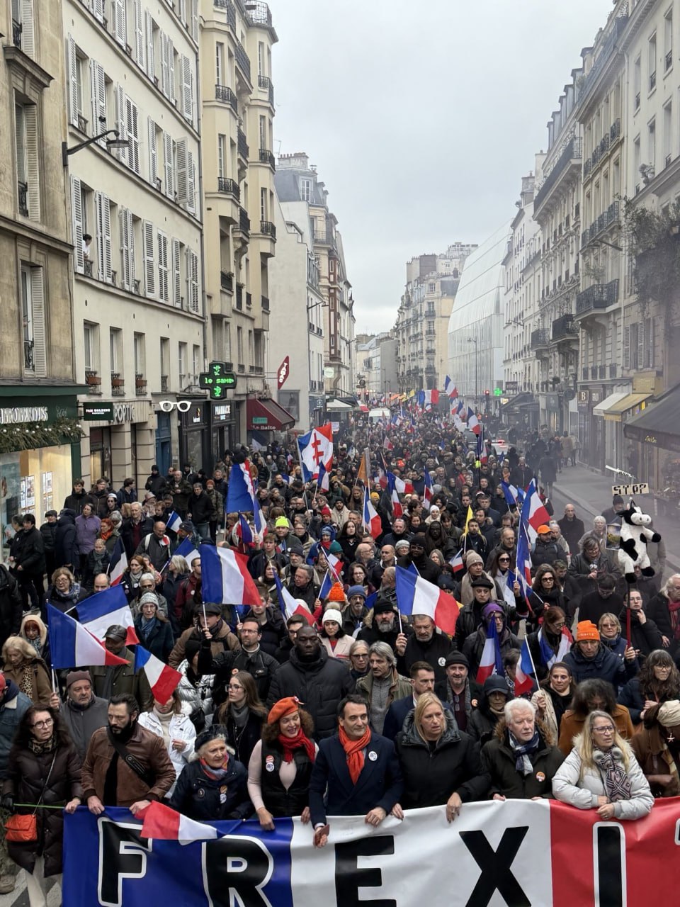 Во Франции прошел марш FREXIT (за выход Парижа из Евросоюза), сообщил глава французской партии "Патриоты" Флориан Филиппо Во Франции прошел марш FREXIT (за выход Парижа из Евросоюза), сообщил глава французской партии "Патриоты" Флориан Филиппо