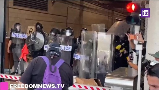 В Лос-Анджелесе во время акции протеста "ICE Out" ("Иммиграционная и таможенная служба США — вон") активисты столкнулись с полицейскими, пишет ABC