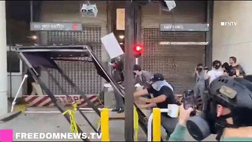 Лос-Анджелес стал походить на зону боевых действий