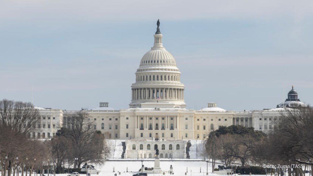Второй шатдаун за время второго президентского срока Дональда Трампа наступает в США — власти объявили о частичной приостановке работы правительства из-за ожидания одобрения проектов финансирования, пишут американские СМИ