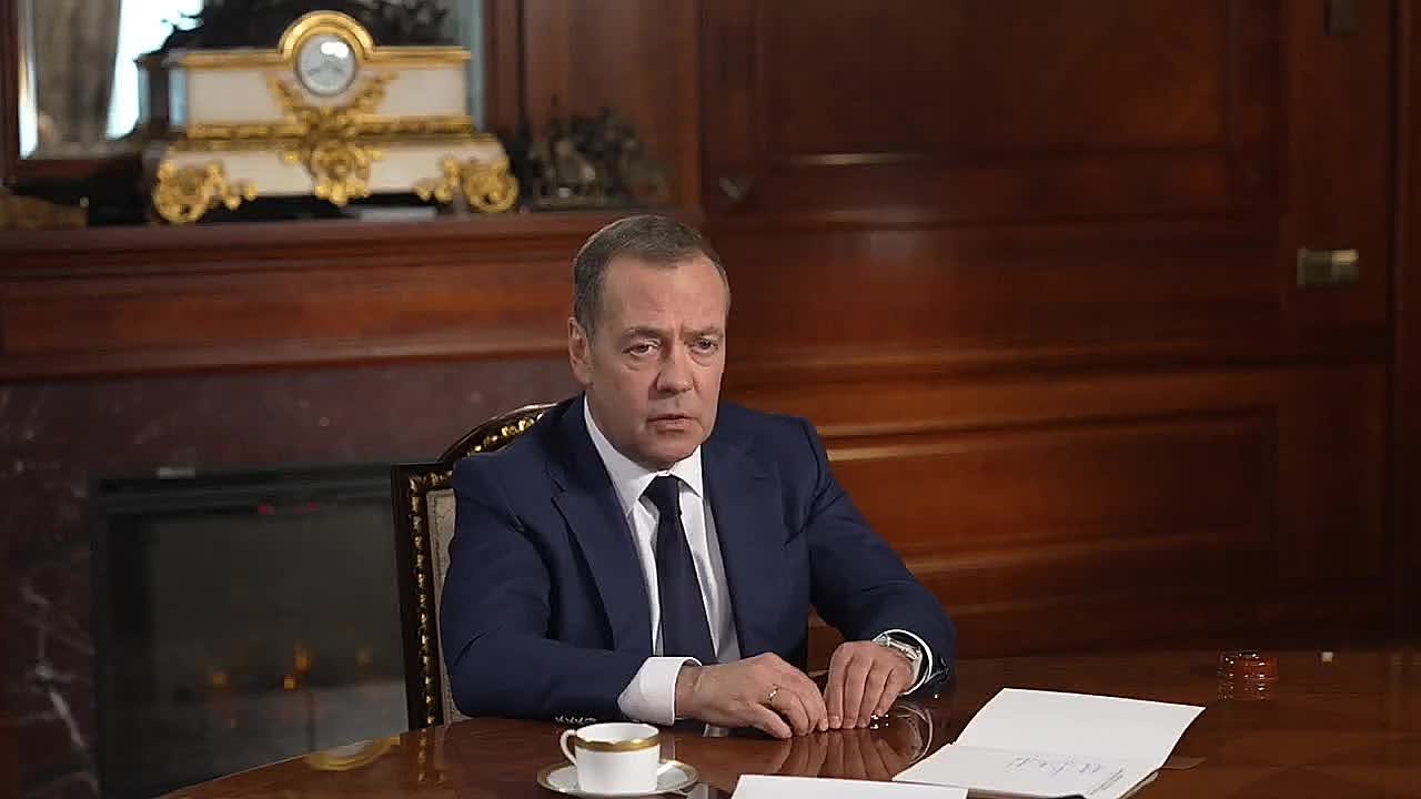 Россия так и не нашла никаких подлодок, об отправке которых говорил Трамп, отметил зампред Совбеза России Дмитрий Медведев