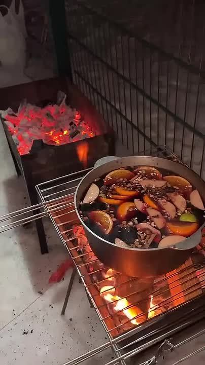 Юлия Витязева: Тем временем, куяне в ожидании возвращения в их дома света и тепла, варят глинтвейн и пляшут