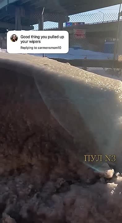 А мы жалуемся на снег - автомобиль жительницы Филадельфии полностью покрылся льдом после прорыва водопровода: Вода затопила улицу, а проезжавшие машины окатывало фонтанами