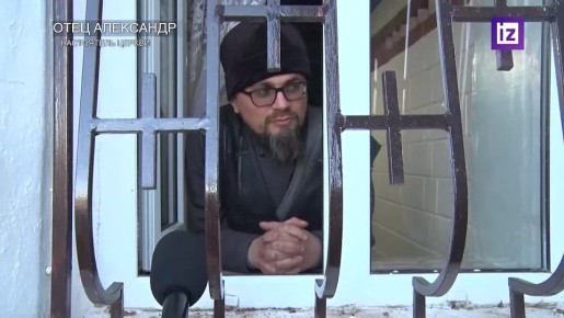 Священник Молдавской митрополии забаррикадировался с детьми в церкви, потому что Бессарабская митрополия пытается отобрать ее. Журналист Василий Мойсеенко поговорил со священнослужителем и показал обстановку в церкви в селе...