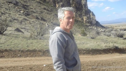 Десятки необработанных фотографий обнаженных, возможно несовершеннолетних, девушек, опубликовало минюст США в материалах по делу Джеффри Эпштейна