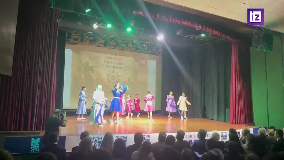 Даже замбийцы поют "Катюшу": в Русских домах по всему миру почтили память героев Сталинградской битвы