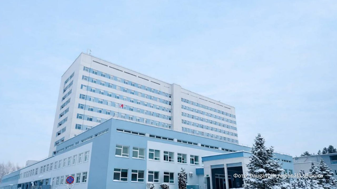 Больница в Латвии уволила 49 сотрудников с российским и белорусским гражданством, прикрываясь законом о нацбезопасности