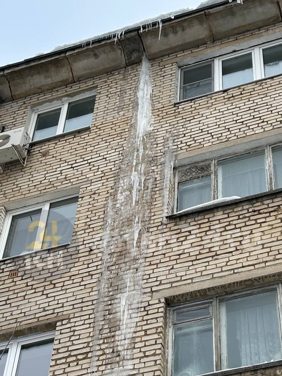 В Туле с фасада дома на ул. Фрунзе, 29 уже три недели не убирают огромную сосульку