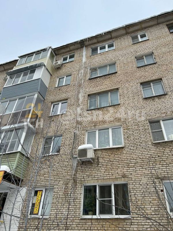 В Туле с фасада дома на ул. Фрунзе, 29 уже три недели не убирают огромную сосульку В Туле с фасада дома на ул. Фрунзе, 29 уже три недели не убирают огромную сосульку