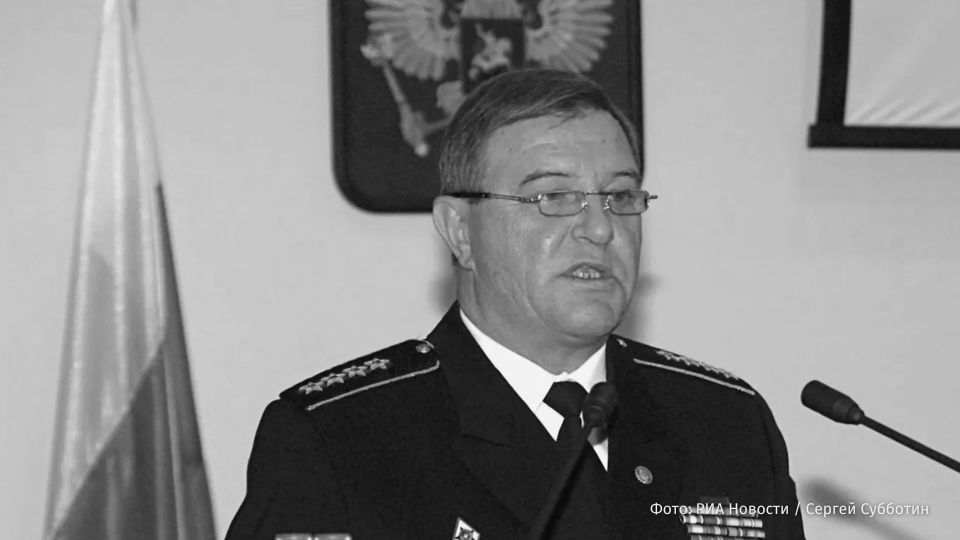 На 82-м году жизни умер экс-главнокомандующий ВМФ РФ, адмирал флота Владимир Куроедов, сообщает источник "Известий"