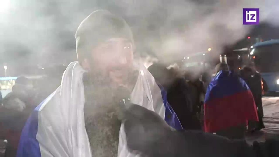 Российские бойцы, вернувшиеся из украинского плена, прибыли в подмосковный аэропорт