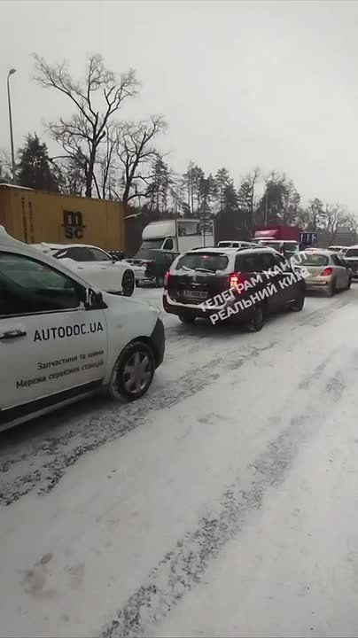 "Средний" снегопад привел Киев к мощному транспортному коллапсу