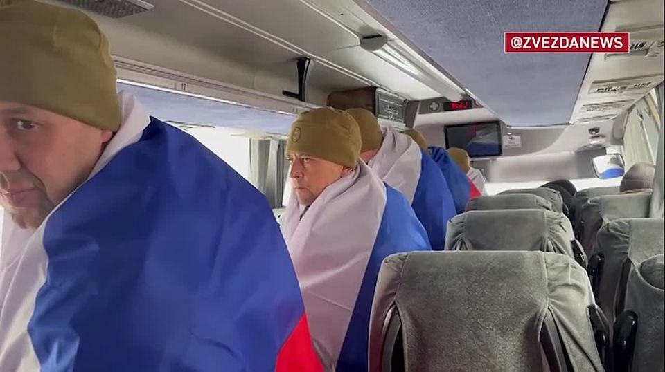 Первые кадры с вернувшимися российскими бойцами — укутанные нашим триколором, они прокричали "УРА"