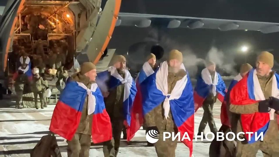 Самолёт с вернувшимися из украинского плена 157 российскими военными приземлился в Подмосковье