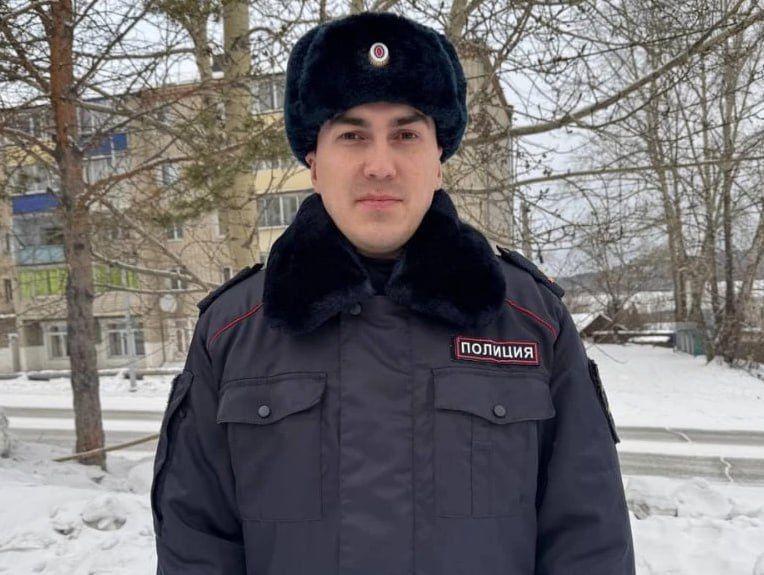 Полицейский спас из пожара пенсионерку, кота и собаку в Амурской области