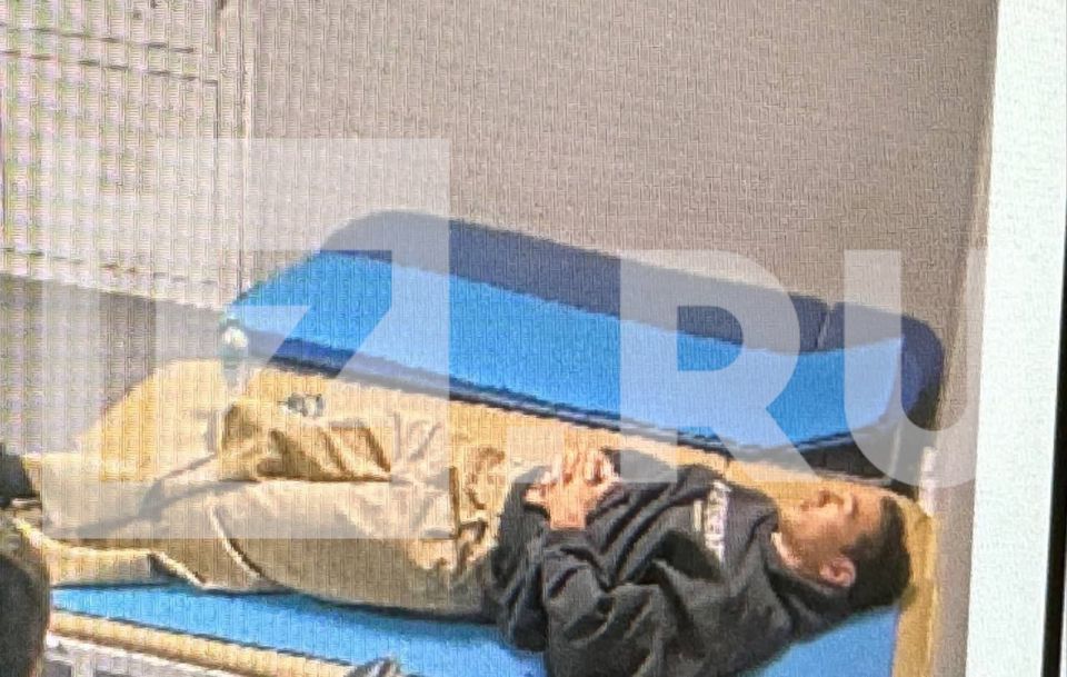 По данным "Известий", Нурлан Сабуров до сих пор находится в аэропорту Внуково