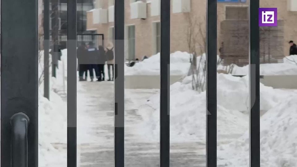 "Известия" публикуют кадры возле дома на Волоколамском шоссе в Москве, где произошло покушение на генерал-лейтенанта Владимира Алексеева