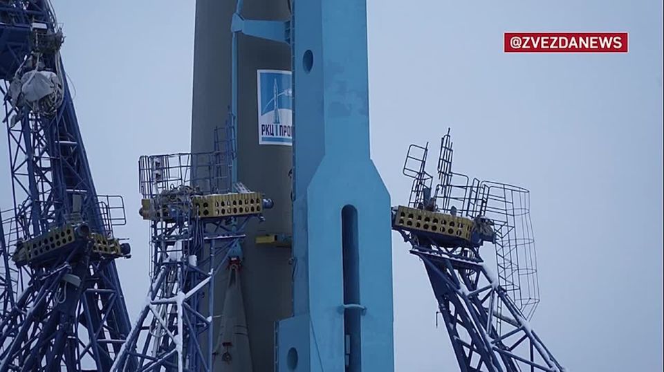 Кадры вывоза и запуска ракеты-носителя «Союз – 2.1б» с космодрома Плесецк. После старта ракету взяли на сопровождение наземного автоматизированного комплекса управления Главного испытательного космического центра имени...