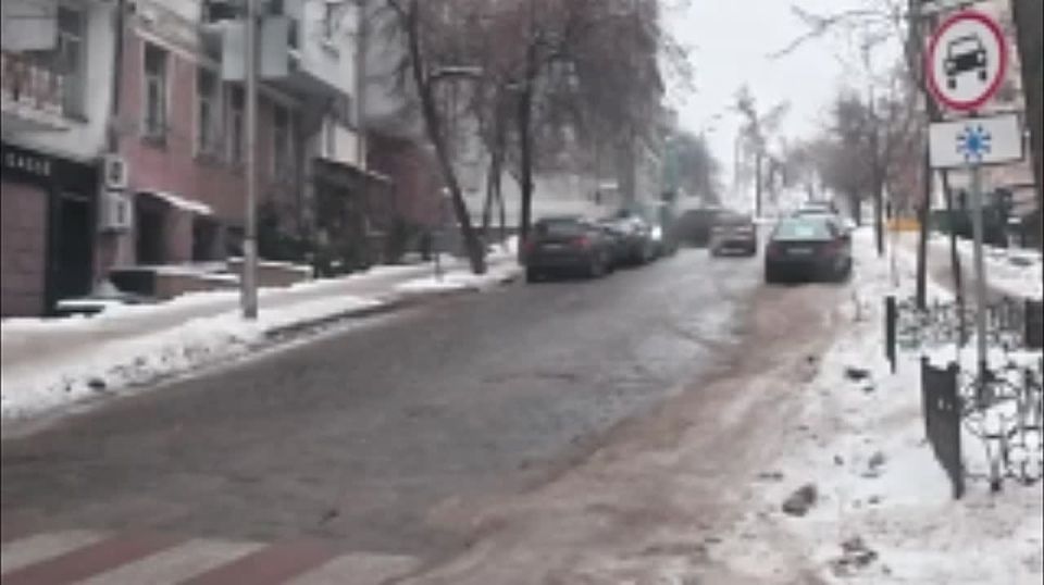 Ермак живет в Киеве и разъезжает по городу в сопровождении усиленной охраны — его кортеж засняли местные журналисты