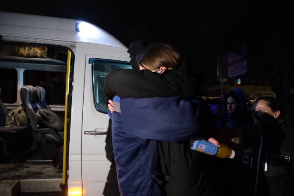 Трогательные кадры встречи жителей Курской области, которых больше года удерживала Украина