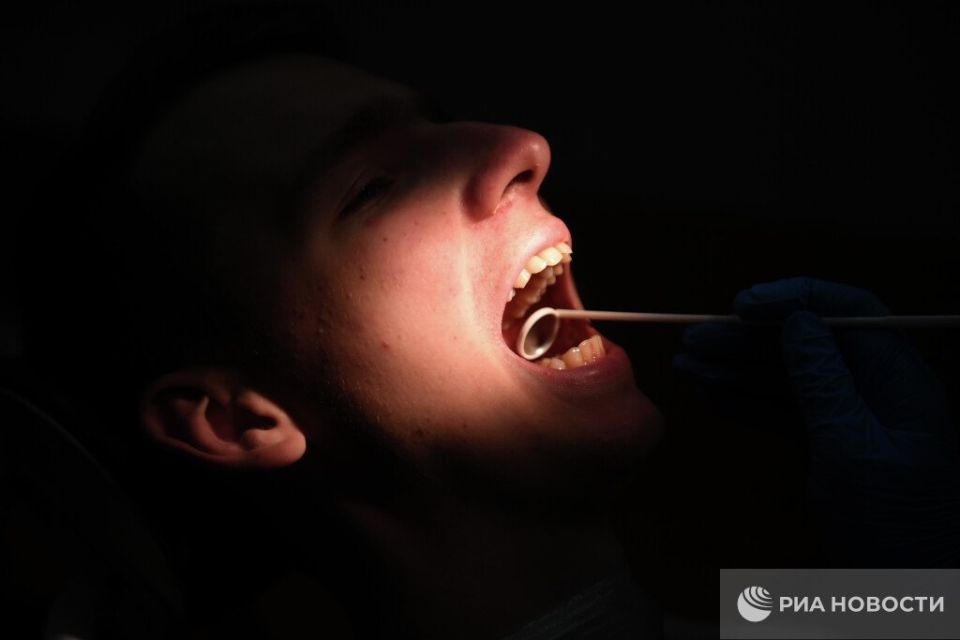 Чистить зубы два раза в день советует главный внештатный специалист-стоматолог Минздрава Янушевич