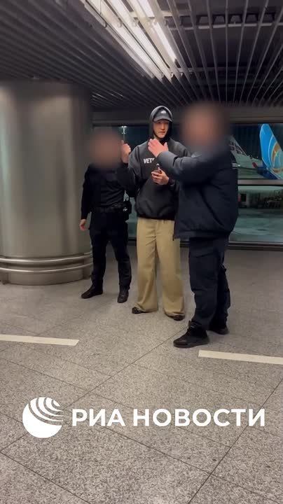 Сабуров после прилета во "Внуково" сразу пытался связаться с кем-то по телефону