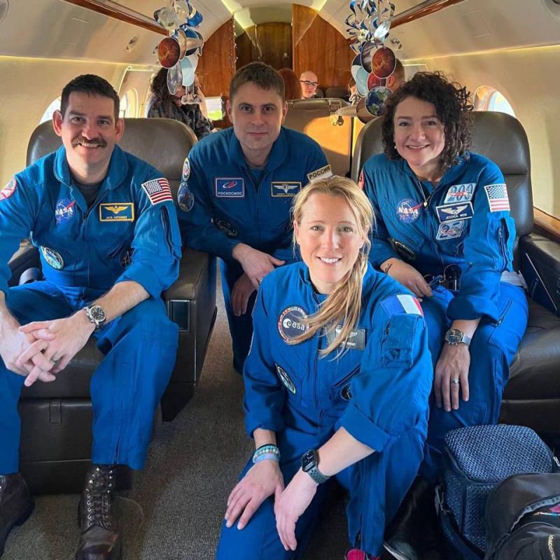 Российский космонавт Андрей Федяев опубликовал фото с западными коллегами экипажа миссии Crew-12 — скоро астронавты отправятся на МКС