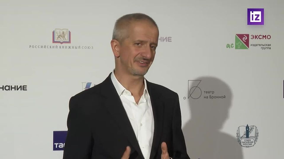 "Литературный процесс живет": режиссёр Константин Богомолов провёл церемонию вручения театральной премии "Слово" в Театре на Малой Бронной