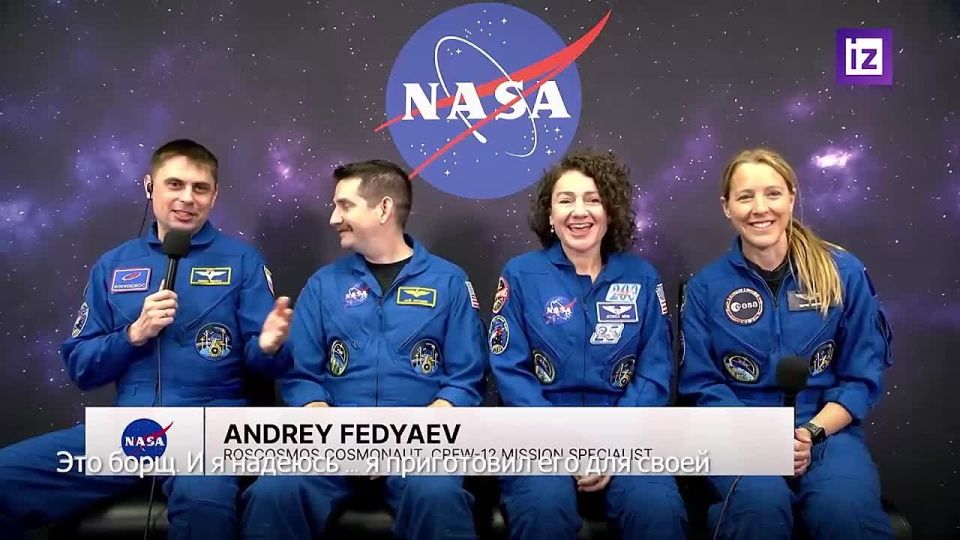 В лучших традициях: космонавт "Роскосмоса" Андрей Федяев приготовил борщ и угостил им свою команду перед полетом к МКС в рамках миссии Crew-12