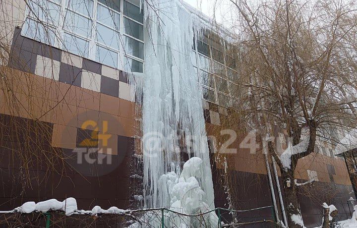 Сосульки на здании спортивной школы «Юность» в Туле угрожают газовой трубе и линии электропередач