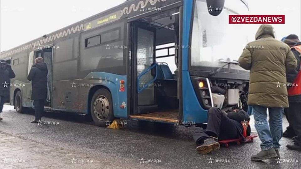 Выбитые окна и осколки: кадры с места аварии на Ленинском проспекте в Москве, где грузовик влетел в автобус