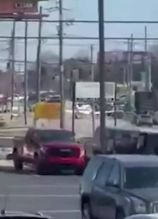 В США частный самолет врезался в машины при аварийной посадке: