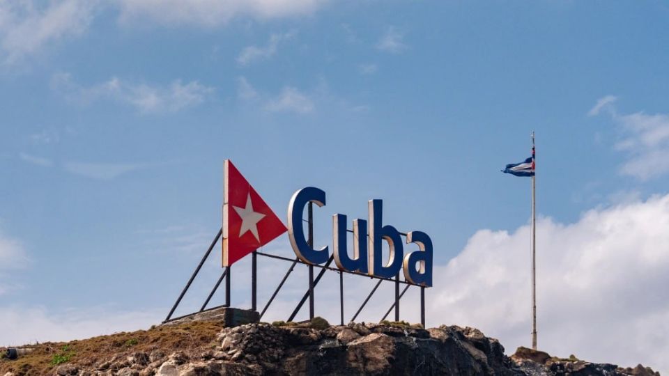 Деньги за отмененные билеты на самолет и тур на Кубу российским туристам пока не вернули, туроператоры не называют сроков и не предлагают альтернативный отдых, рассказала "Звезде" туристка