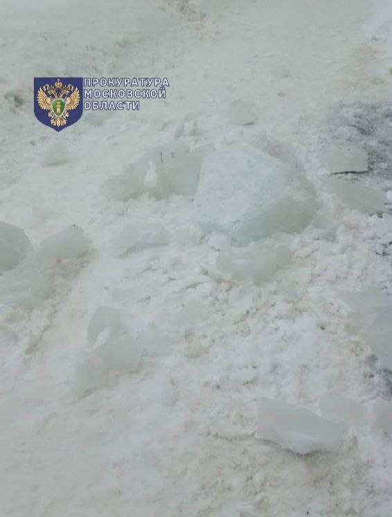 Метровые сосульки и огромные глыбы льда — так выглядит крыша дома в Нижнем Новгороде, где из-за схода наледи пострадали шесть детей (на видео) Метровые сосульки и огромные глыбы льда — так выглядит крыша дома в Нижнем Новгороде, где из-за схода наледи пострадали шесть детей (на видео)