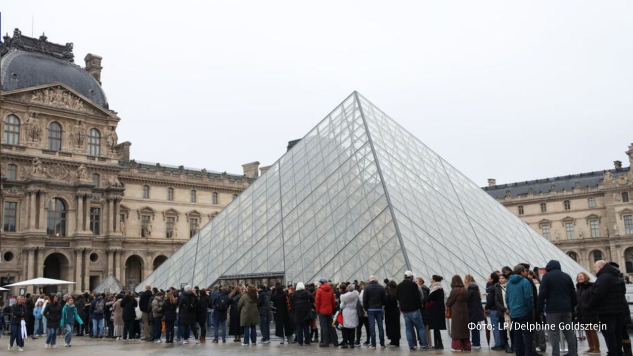 Экскурсоводы-мошенники обокрали Лувр на €10 млн, пользуясь схемой с поддельными билетами и перебронированием экскурсий, пишет газета Le Parisien