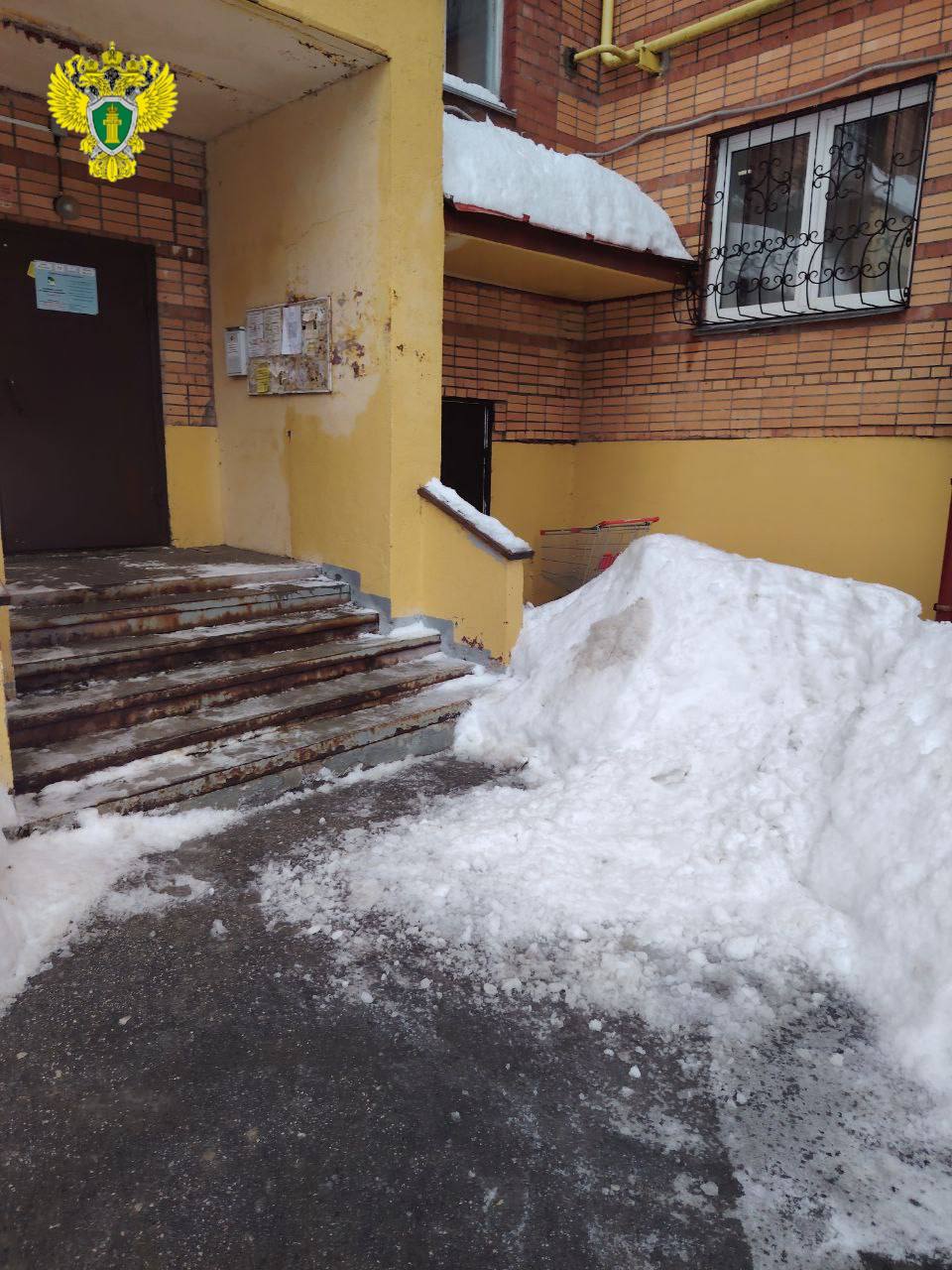 Прокуратура Центрального района г. Тулы на основании публикации в телеграм-канале «Тула. Жесть» проводит проверку по факту падения наледи с крыши многоквартирного дома по адресу: г. Тула, ул. Ф. Энгельса, д. 103, на...