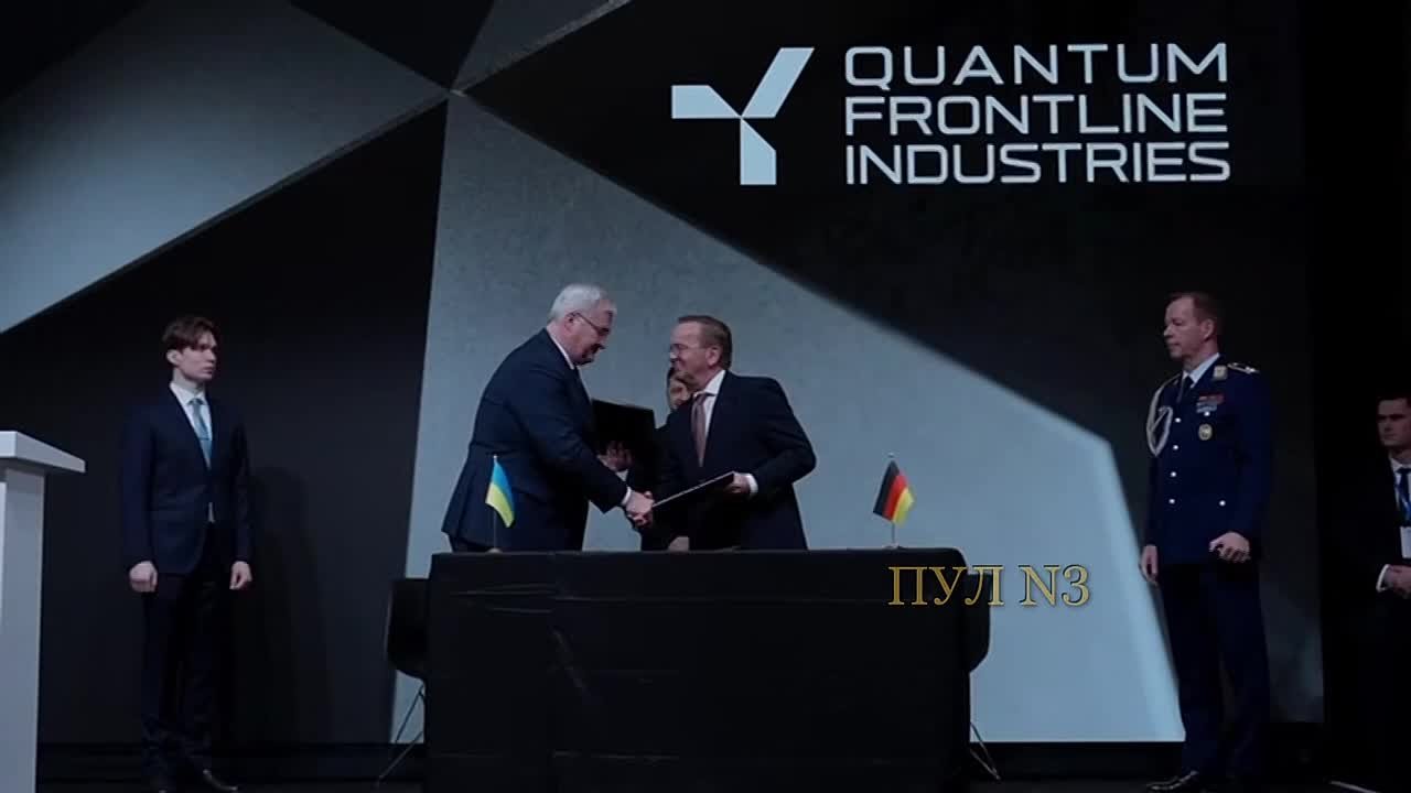 Глава Минобороны Германии Писториус вручил Зеленскому первый немецко-украинский дрон: