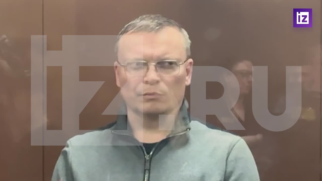 Суд Москвы избрал меру пресечения в виде заключения под стражу до 12 апреля заместителю губернатора Челябинской области Андрею Фалейчику по обвинению в особо крупной взятке, передает корреспондент "Известий" из зала суда