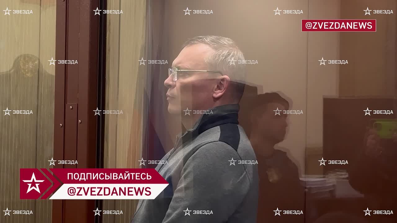 Замглавы Челябинской области, которого обвиняют в получении взятки, заключили под стражу до 12 апреля, передает корреспондент "Звезды" из зала суда