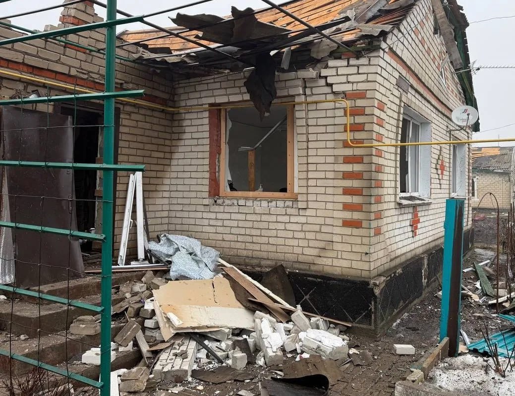 15 человек пострадали при массированной атаке ВСУ в поселке Центральный в ЛНР, четверо в тяжелом состоянии, сообщил Леонид Пасечник