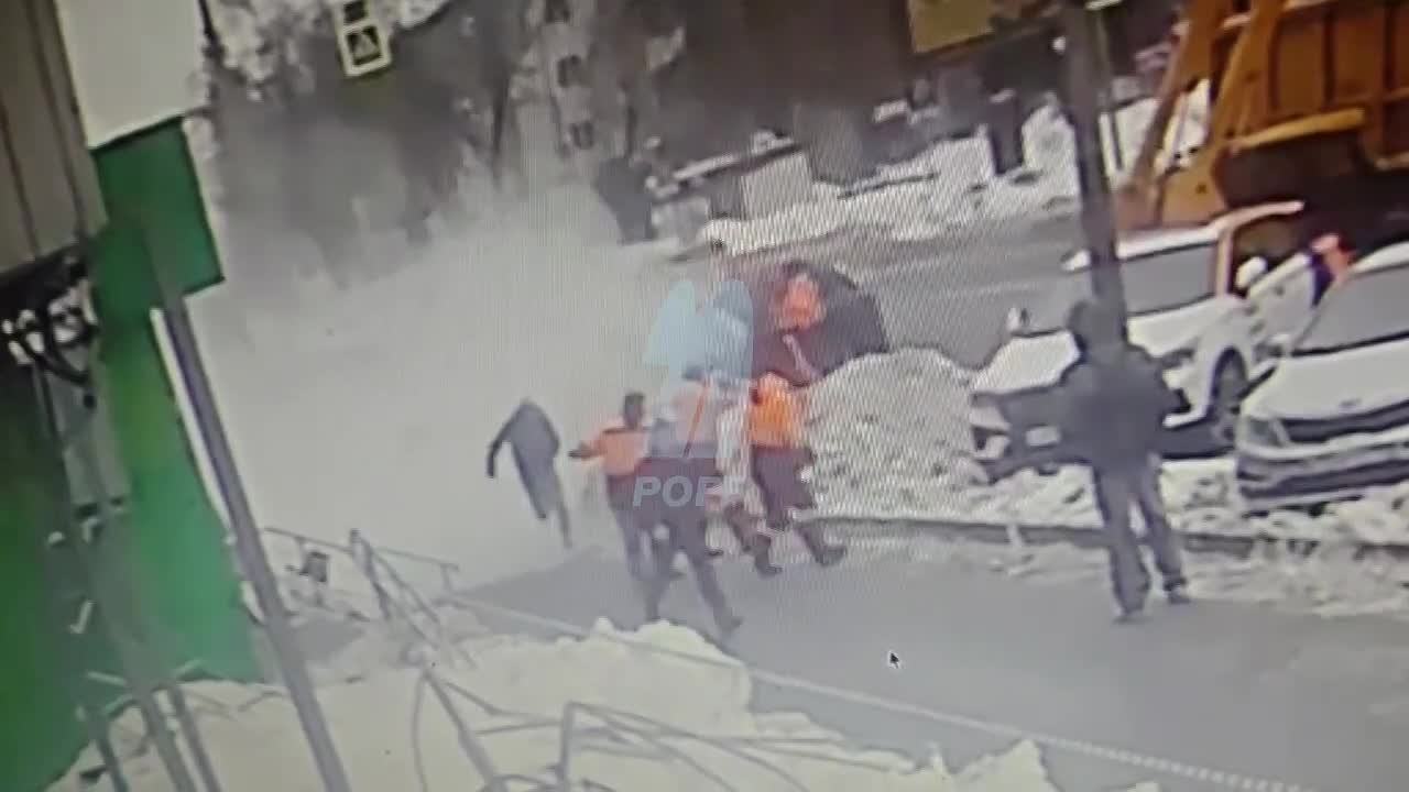 Снег снес козырек магазина, а позже чуть не свалился на голову коммунальщикам в подмосковном Пушкино