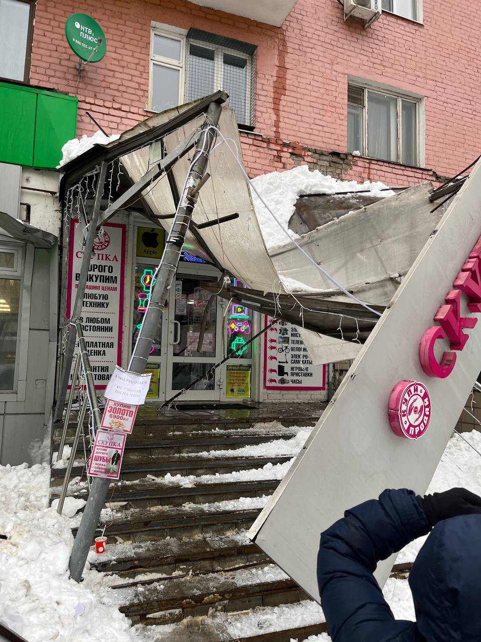 Снег снес козырек магазина, а позже чуть не свалился на голову коммунальщикам в подмосковном Пушкино Снег снес козырек магазина, а позже чуть не свалился на голову коммунальщикам в подмосковном Пушкино