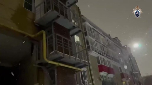 Вторая жертва падения снега с крыши за сутки