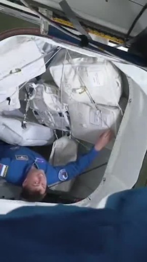 Экипаж космического корабля Crew Dragon с космонавтом "Роскосмоса" Федяевым на борту перешел на борт МКС после успешной пристыковки, сообщили в НАСА