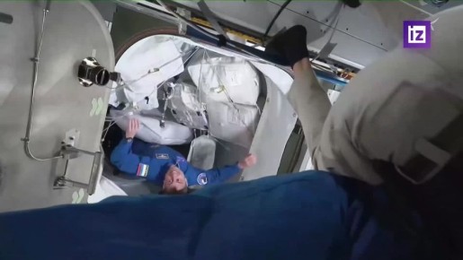 Кадры выхода экипажа корабля Crew Dragon на МКС показало NASA