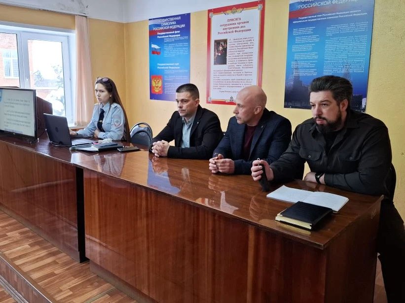 В Кимовске полицейские обсудили с директорами школ вопросы профилактики экстремизма в молодежной среде В Кимовске полицейские обсудили с директорами школ вопросы профилактики экстремизма в молодежной среде