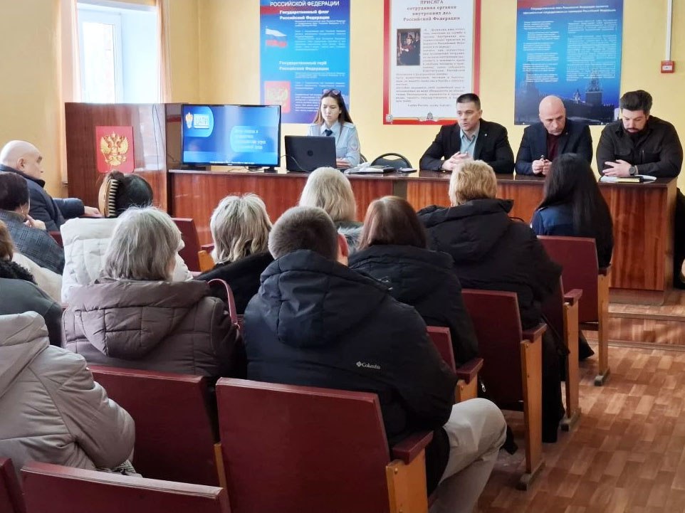 В Кимовске полицейские обсудили с директорами школ вопросы профилактики экстремизма в молодежной среде В Кимовске полицейские обсудили с директорами школ вопросы профилактики экстремизма в молодежной среде